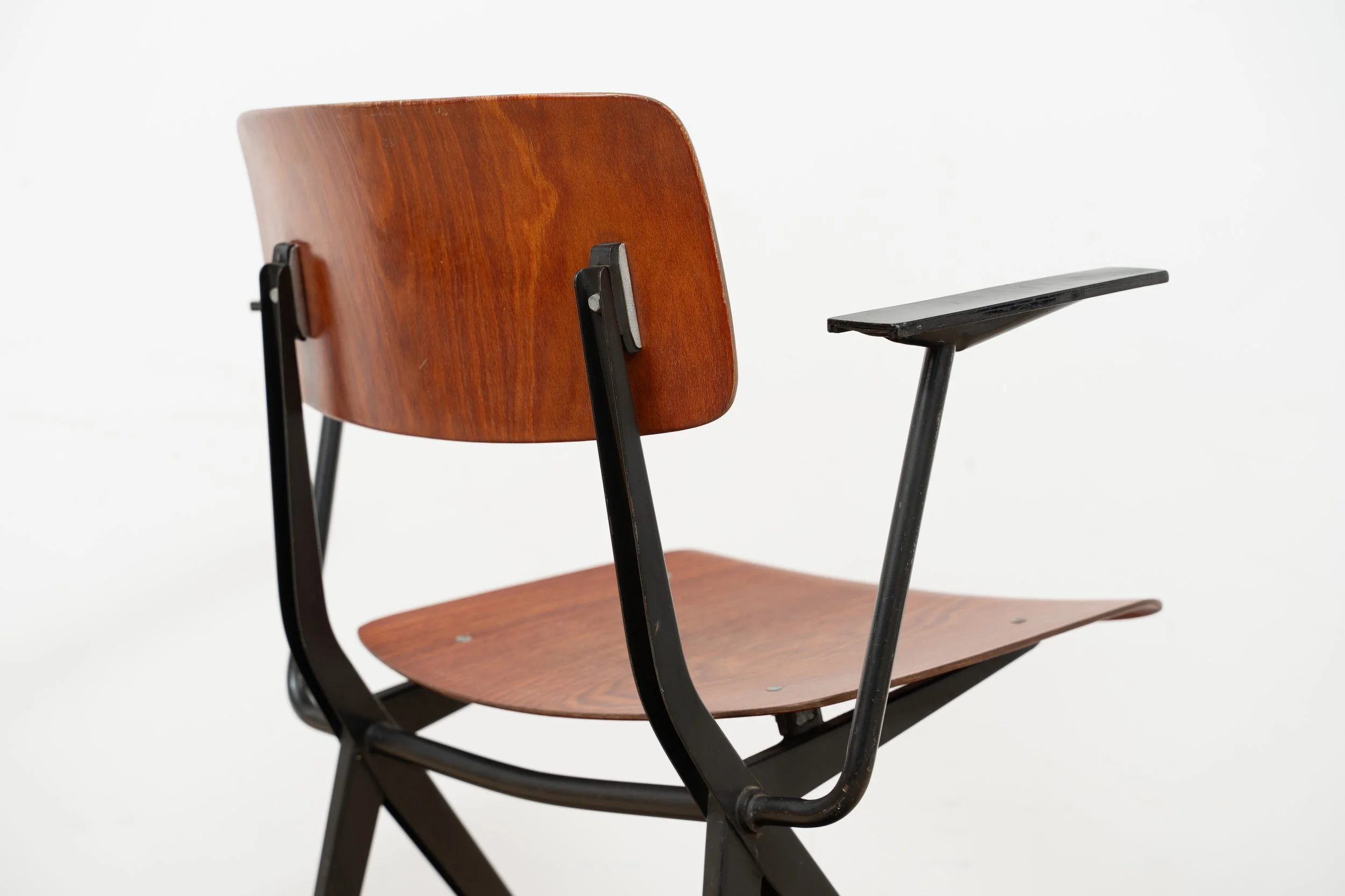 椅子 Marko chair S201 Industrial Chic with Armrests: Experience the Marko Model S201